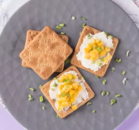 image for Cream Crackers με Σίκαλη Ολικής, κρέμα τυριού, καλαμπόκι και φρέσκο κρεμμύδι