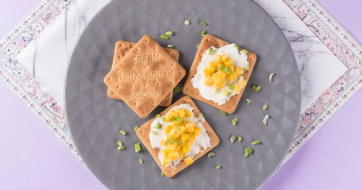 image for Cream Crackers με Σίκαλη Ολικής, κρέμα τυριού, καλαμπόκι και φρέσκο κρεμμύδι