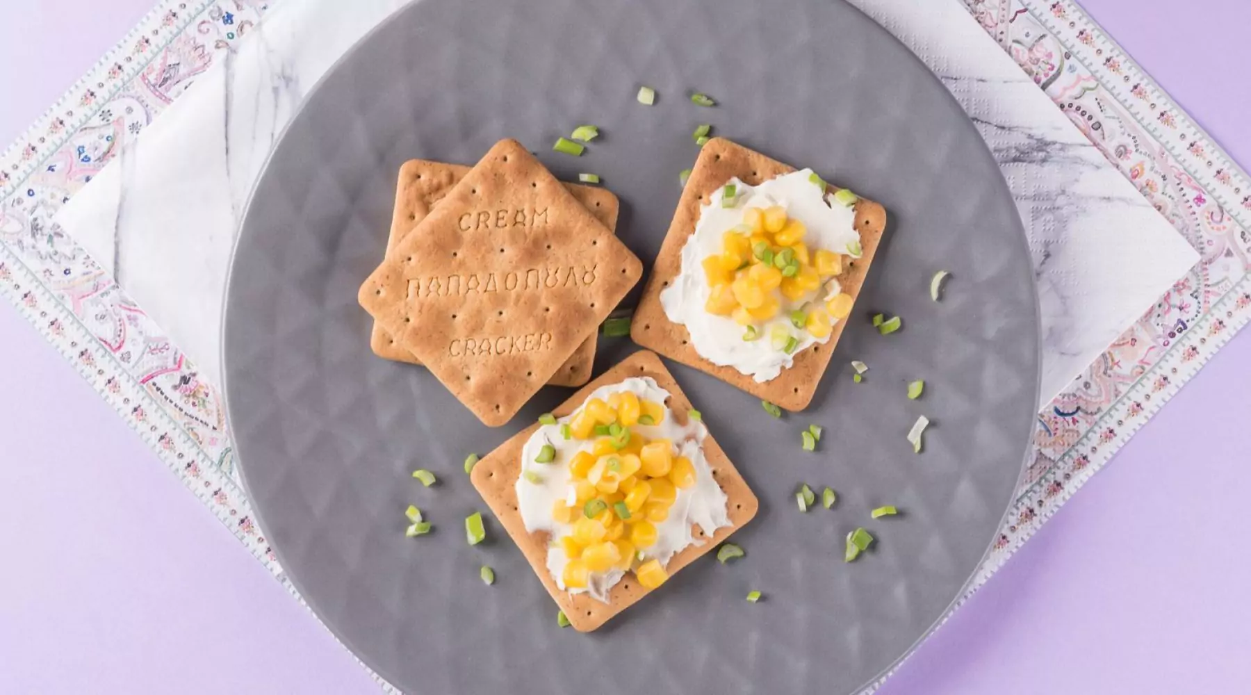 Top slider image for Cream Crackers με Σίκαλη Ολικής, κρέμα τυριού, καλαμπόκι και φρέσκο κρεμμύδι