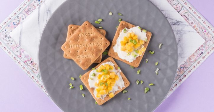 image for Cream Crackers με Σίκαλη Ολικής, κρέμα τυριού, καλαμπόκι και φρέσκο κρεμμύδι