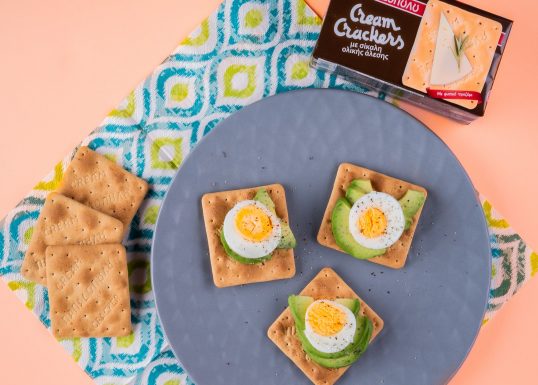 image for Cream Crackers με Σίκαλη Ολικής, βραστό αυγό, αβοκάντο και πιπέρι