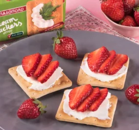 image for Εύκολο και ελαφρύ snack με Cream Crackers Χωρίς Ζάχαρη και φράουλες