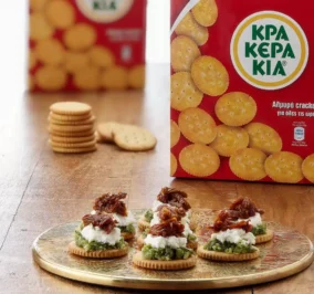 image for Κρακεράκια Παπαδοπούλου με pesto βασιλικού, κατίκι Δομοκού και λιαστή ντομάτα