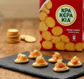 image for Κρακεράκια Παπαδοπούλου με καπνιστό σολομό και φρέσκια μαραθόριζα
