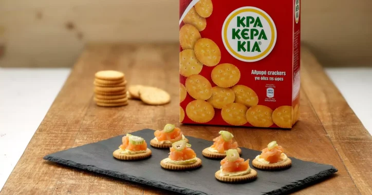 image for Κρακεράκια Παπαδοπούλου με καπνιστό σολομό και φρέσκια μαραθόριζα