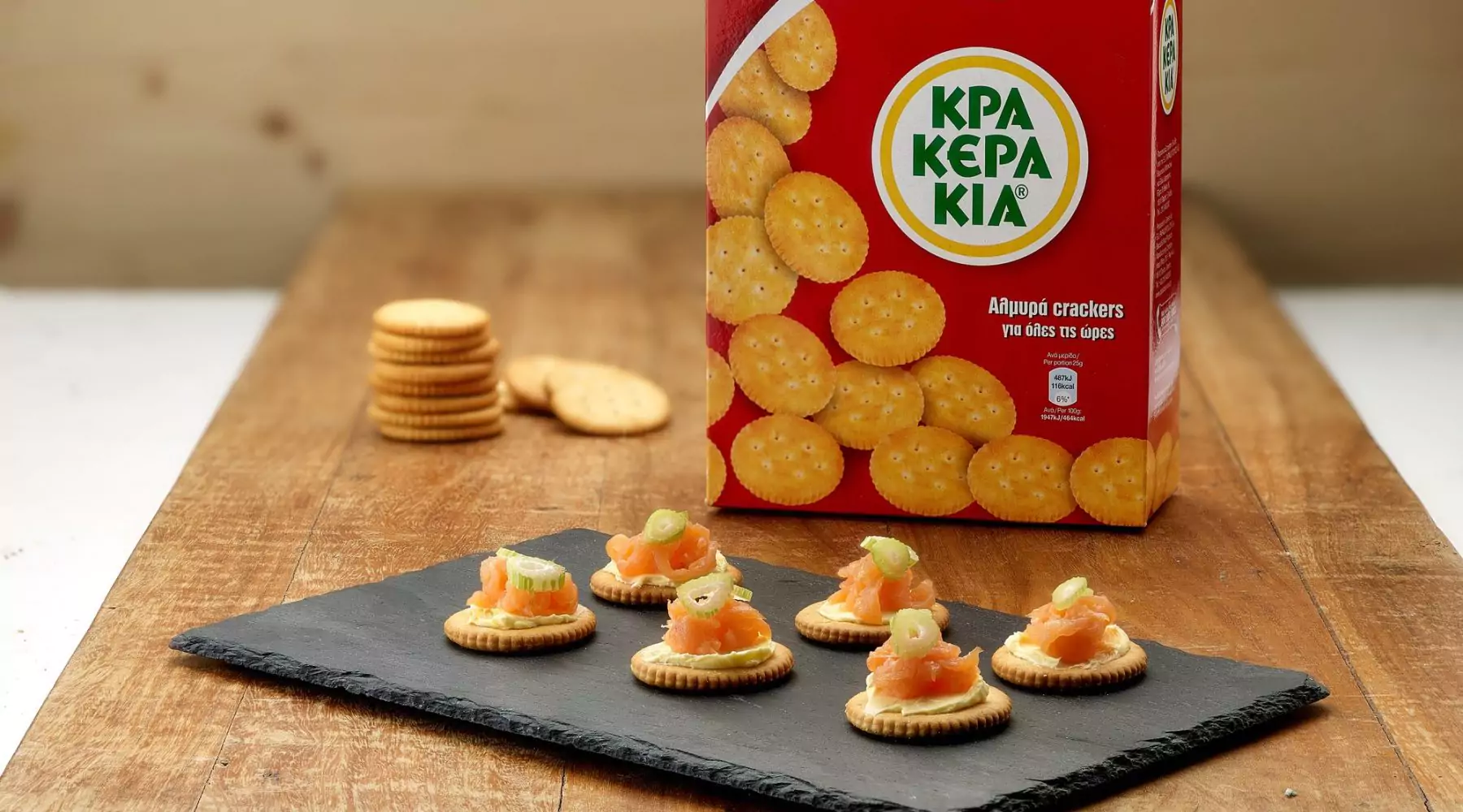 image for Κρακεράκια Παπαδοπούλου με καπνιστό σολομό και φρέσκια μαραθόριζα