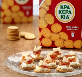 image for Κρακεράκια Παπαδοπούλου με κατσικίσιο τυρί, γλυκό του κουταλιού και αμύγδαλο φιλέ