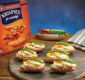 image for Αυγά με σάλτσα γιαούρτι-σχοινόπρασο σε KRISPIES Παπαδοπούλου με σουσάμι