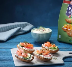 image for KRISPIES Παπαδοπούλου ολικής άλεσης με τυρί κρέμα και καπνιστό σολομό
