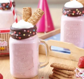 image for Milkshake φράουλα με μπισκότα Μιράντα