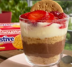 image for Trifle με φράουλες και Digestive Παπαδοπούλου