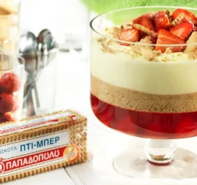 image for Trifle με ζελέ φράουλας και Πτι Μπερ Παπαδοπούλου
