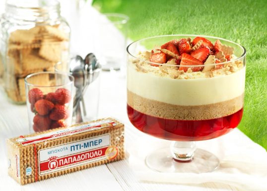 image for Trifle με ζελέ φράουλας και Πτι Μπερ Παπαδοπούλου