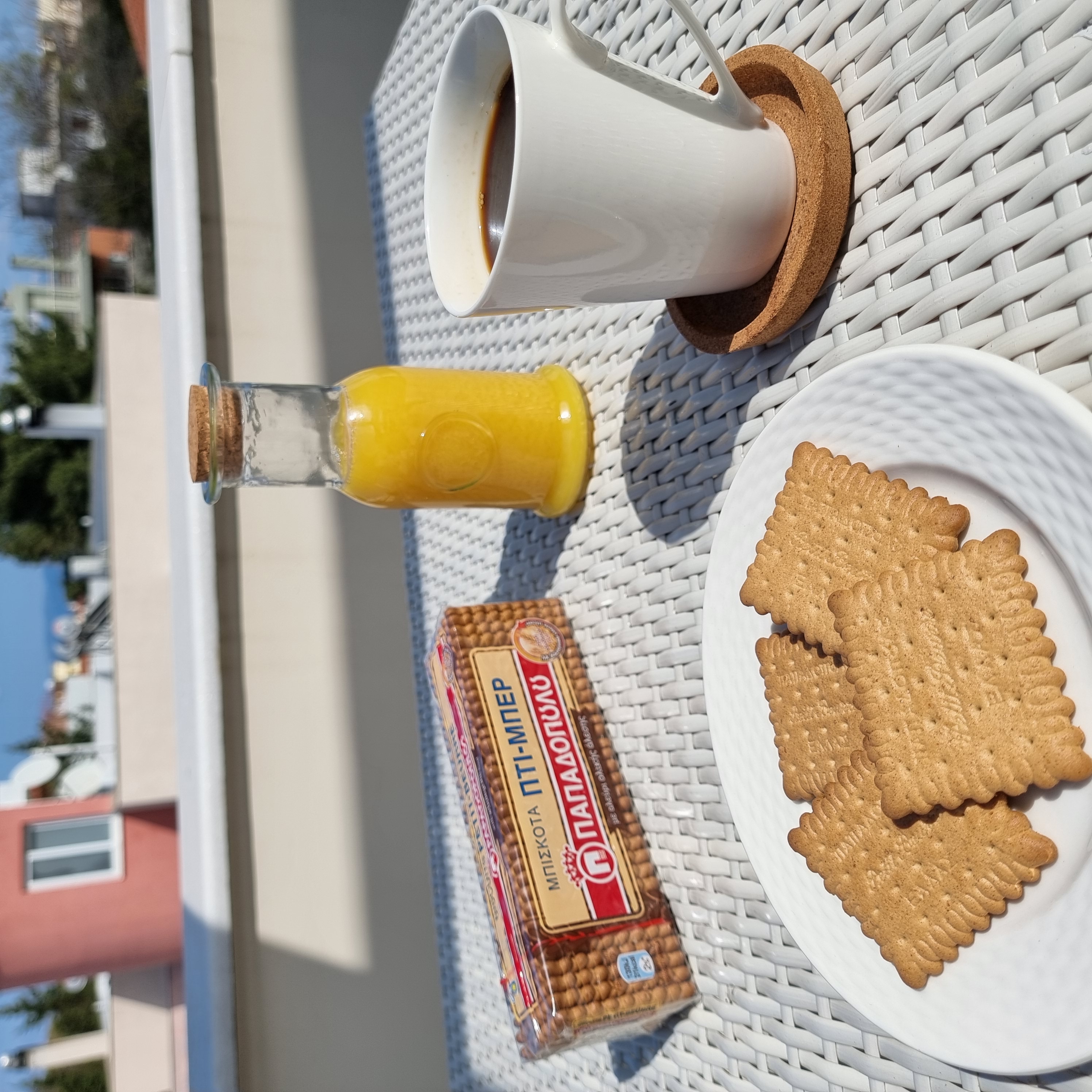image for Πρωινό στο μπαλκόνι με Πτι Μπερ ολικής και καφέ!