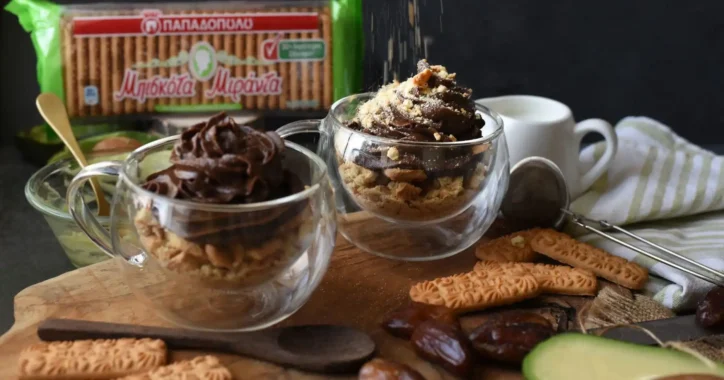 image for Trifle με Mιράντα με 30% λιγότερη ζάχαρη και μους αβοκάντο
