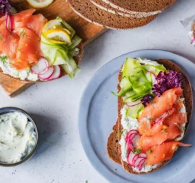 image for Open sandwich με καπνιστό σολομό, αγγούρι και τυρί κρέμα σε Ψωμί Γερμανικού τύπου