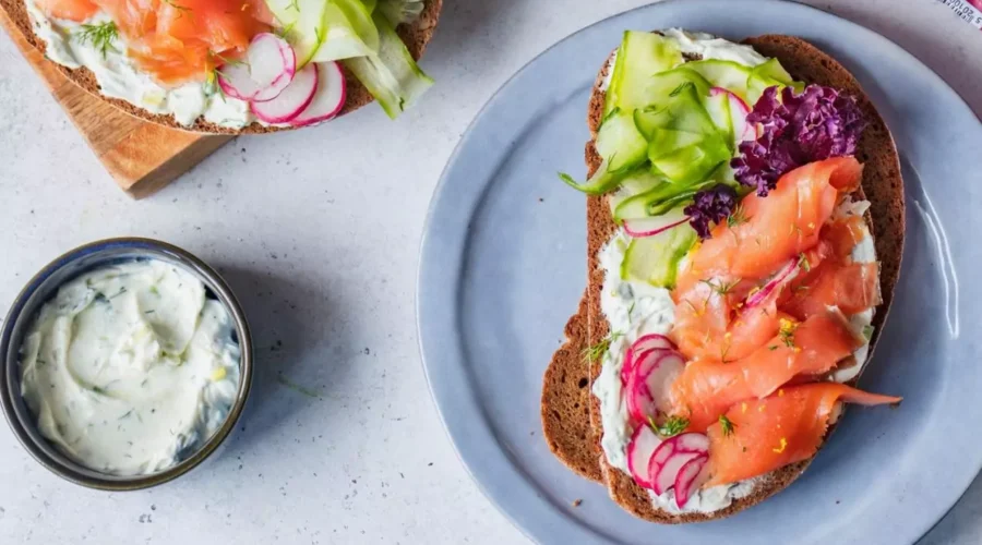 Top slider image for Open sandwich με καπνιστό σολομό, αγγούρι και τυρί κρέμα σε Ψωμί Γερμανικού τύπου