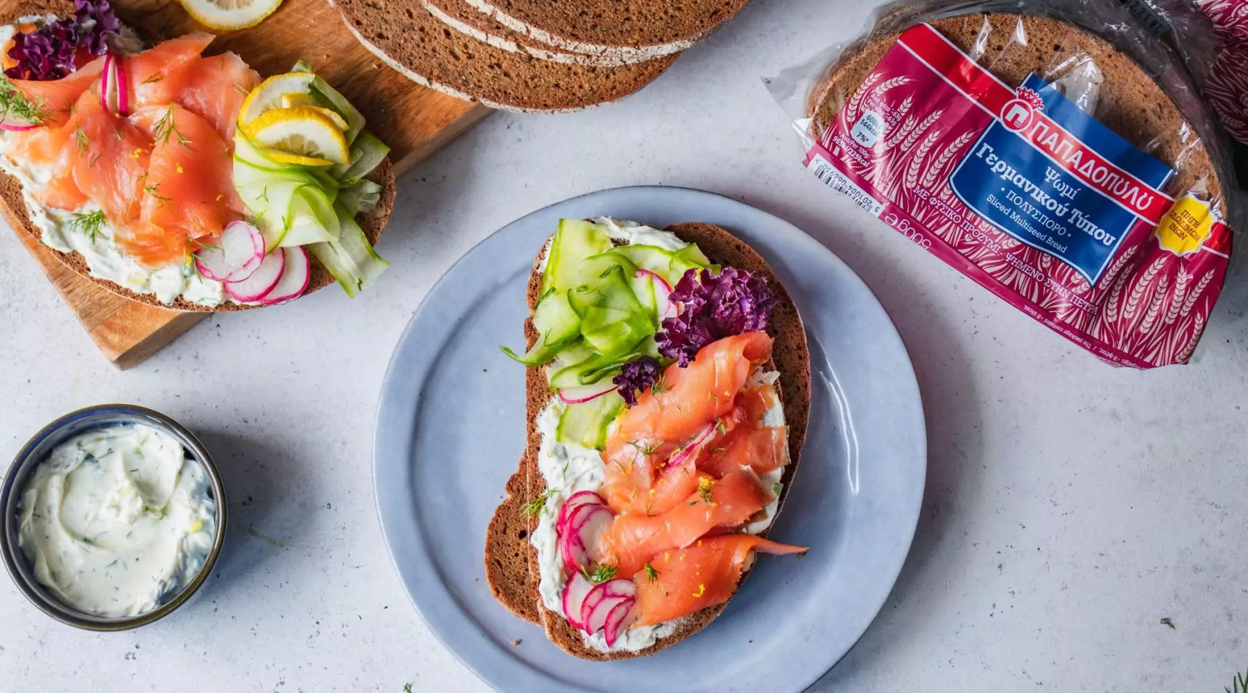 image for Open sandwich με καπνιστό σολομό, αγγούρι και τυρί κρέμα σε Ψωμί Γερμανικού τύπου