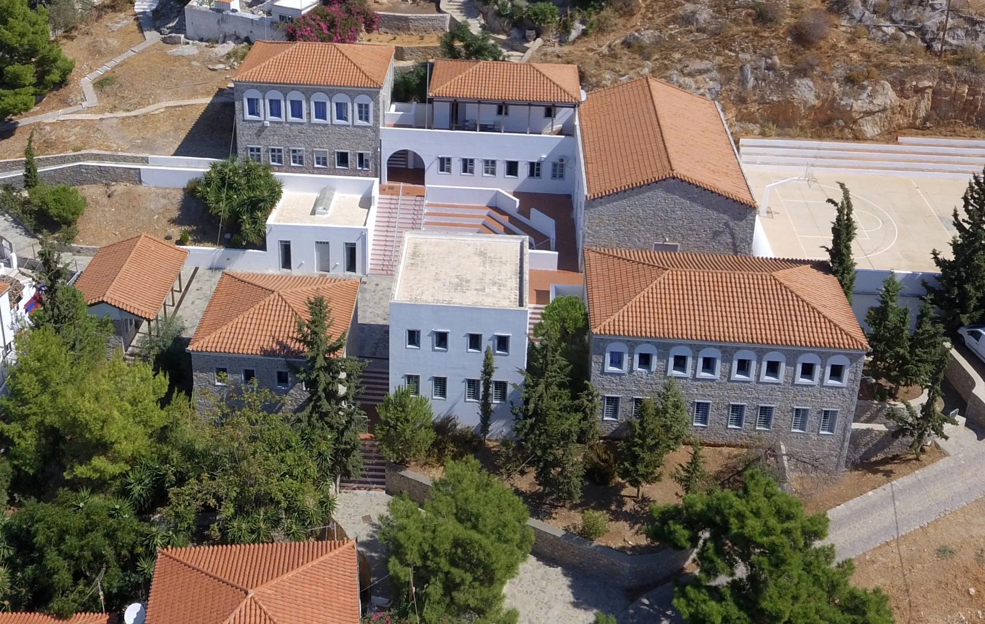 Featured image for Η Ε.Ι.ΠΑΠΑΔΟΠΟΥΛΟΣ στηρίζει με υποτροφίες τους νέους της Ύδρας