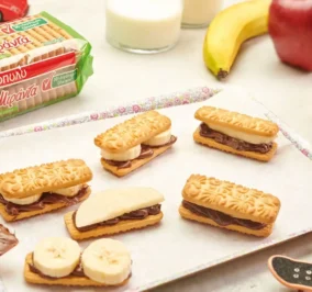 image for Sandwiches με μπισκότα Μιράντα ταχίνι κακάο και φρούτα