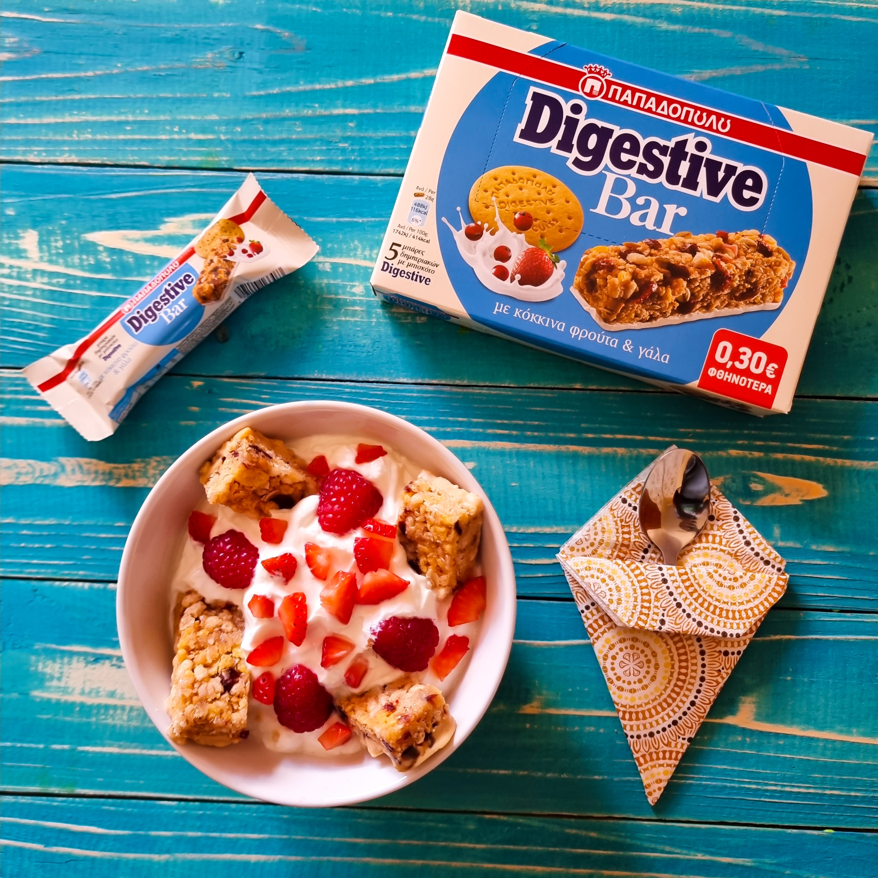  Image for Θρεπτικό πρωινό με Digestive Bar με κόκκινα φρούτα & γάλα!