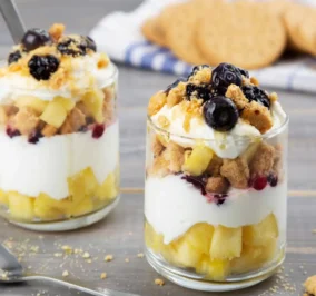 image for Parfait με μπισκότα Digestive, φρούτα και μέλι