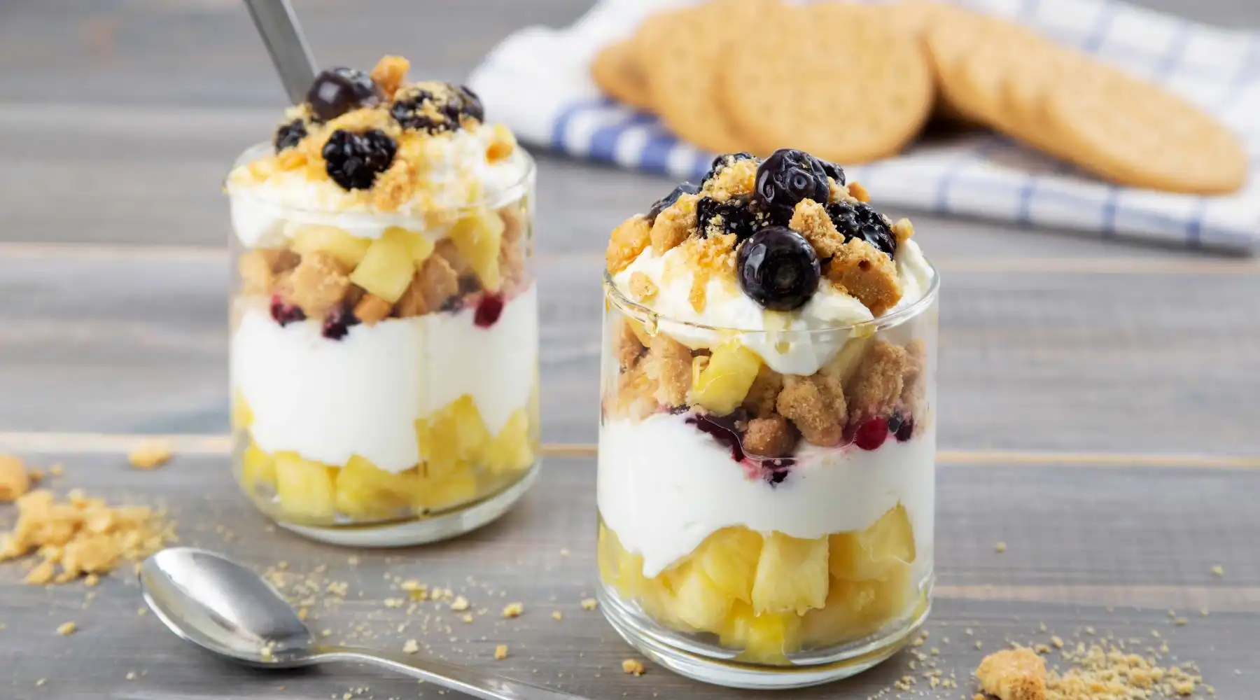 Top slider image for Parfait με μπισκότα Digestive, φρούτα και μέλι