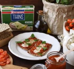 image for Φουρνιστά με mozzarella, ντοματίνια, βασιλικό (τύπου pizza) με Παπαδοπούλου THINS Κλασικά