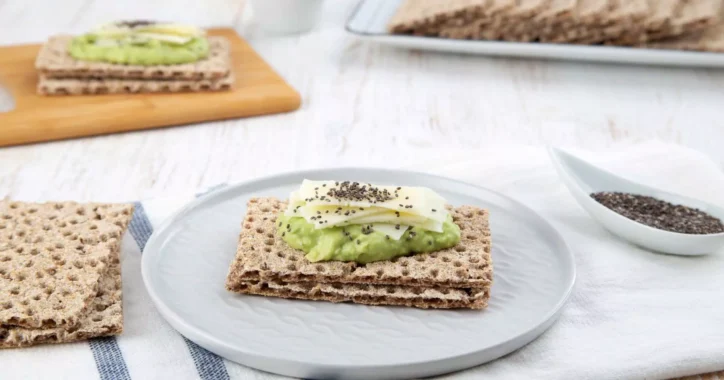 image for Θρεπτικό και γευστικό snack με THINS, αβοκάντο και γραβιέρα