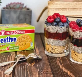 image for Chia Pudding Χωρίς Ζάχαρη - με Digestive χωρίς ζάχαρη σαν βάση, πουτίγκα από σπόρους τσία, μαρμελάδα και φρέσκα φρούτα