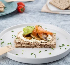 image for Λαχταριστό brunch με καπνιστό σολομό, THINS και ψητά λαχανικά