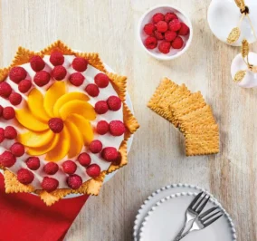 image for Τούρτα με κρέμα ricotta, ροδάκινο, βατόμουρο και Πτι-Μπερ