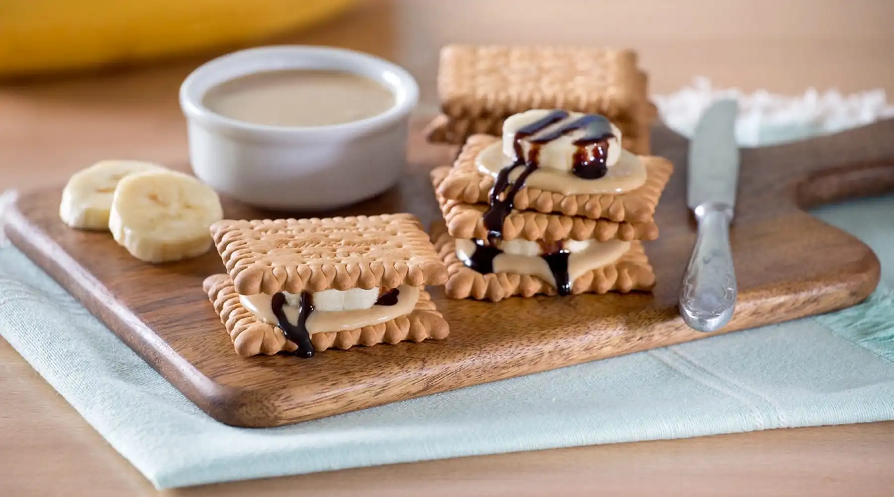 Top slider image for Πτι Μπερ με ταχίνι, μπανάνα και σιρόπι σοκολάτας