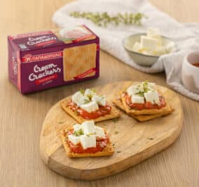 Banner for Cream Crackers Παπαδοπούλου με σάλτσα ντομάτας, φέτα και φρέσκια ρίγανη