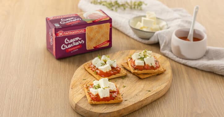 image for Cream Crackers Παπαδοπούλου με σάλτσα ντομάτας, φέτα και φρέσκια ρίγανη