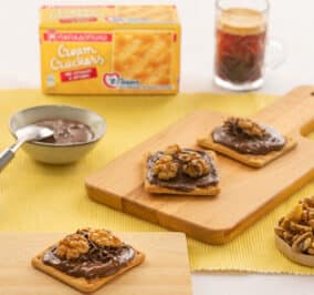 image for Cream Crackers Παπαδοπούλου με ταχίνι σοκολάτας, καρύδια και φλέικς μαύρης σοκολάτας