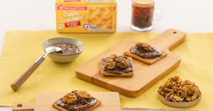 image for Cream Crackers Παπαδοπούλου με ταχίνι σοκολάτας, καρύδια και φλέικς μαύρης σοκολάτας