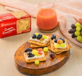 image for Cream Crackers Παπαδοπούλου με ρικότα και φρέσκα πολύχρωμα σταφύλια