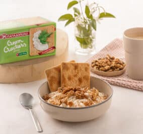 Banner for Cream Crackers Παπαδοπούλου με γιαούρτι, μέλι, καρύδια και κανέλα