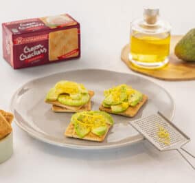 Banner for Cream Crackers Παπαδοπούλου με φέτες αβοκάντο, ελαιόλαδο και ξύσμα λεμονιού