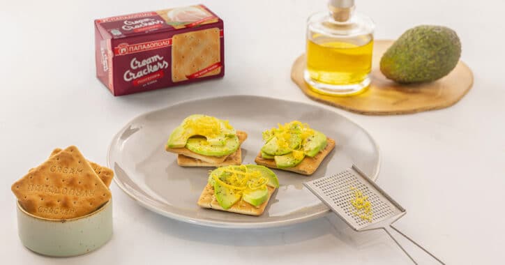 image for Cream Crackers Παπαδοπούλου με φέτες αβοκάντο, ελαιόλαδο και ξύσμα λεμονιού