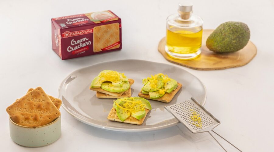 Top slider image for Cream Crackers Παπαδοπούλου με φέτες αβοκάντο, ελαιόλαδο και ξύσμα λεμονιού