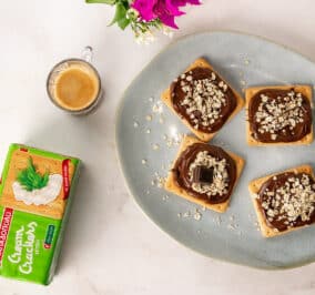 image for Cream Crackers Παπαδοπούλου με άλειμμα μαύρης σοκολάτας και νιφάδες βρώμης