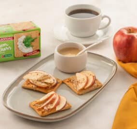 image for Cream Crackers Παπαδοπούλου με ταχίνι και φέτες μήλου