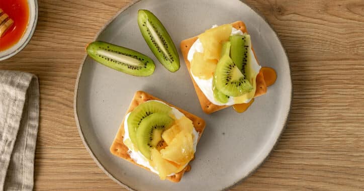 image for Cream Crackers Παπαδοπούλου με γιαούρτι, ανανά, ακτινίδιο και μέλι