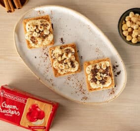 Banner for Cream Crackers Παπαδοπούλου με κρέμα βανίλιας, φουντούκια, σοκολάτα και κανέλα