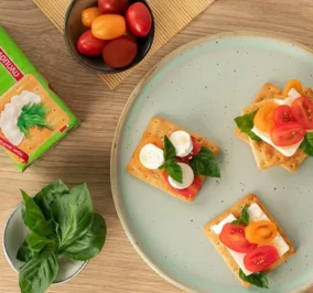 Banner for Cream Crackers Παπαδοπούλου με μανούρι, πολύχρωμα ντοματίνια και φρέσκο βασιλικό