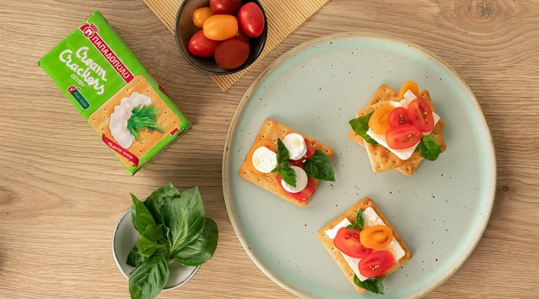 Top slider image for Cream Crackers Παπαδοπούλου με μανούρι, πολύχρωμα ντοματίνια και φρέσκο βασιλικό