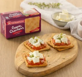Recipe for Cream Crackers Παπαδοπούλου με σάλτσα ντομάτας, φέτα και φρέσκια ρίγανη
