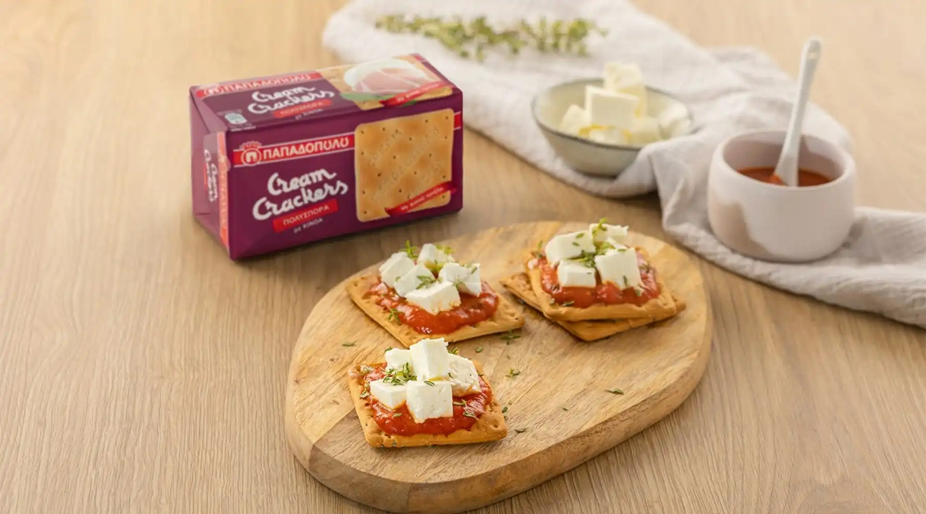 image for Cream Crackers Παπαδοπούλου με σάλτσα ντομάτας, φέτα και φρέσκια ρίγανη